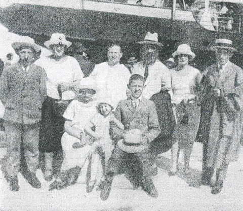 משפחת אהרן יונה שפר ליד האניה בקונסטנצה
